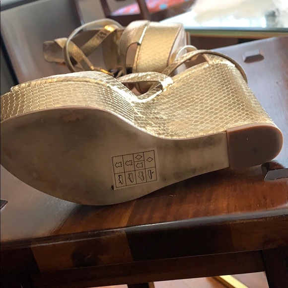 Gently work Michael Kors gold wedges - Picture 4 of 4